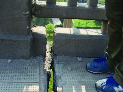 圖為大橋17號(hào)墩處橋面裂縫。梅建明 攝