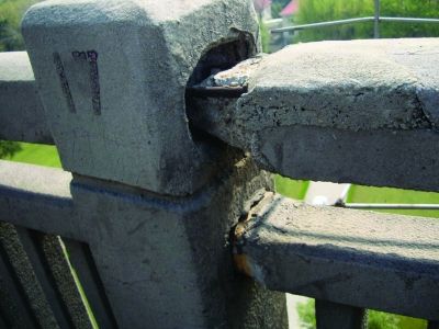 圖為大橋17號(hào)墩處橋面裂縫。梅建明 攝