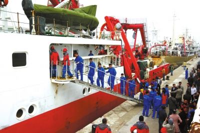  4月8日，“科學號”科學考察船從青島市中苑碼頭啟航，赴沖繩海槽區(qū)域進行科學考察。圖/CFP