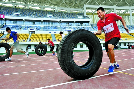 8月15日，運動員們正在進行推輪胎賽跑。