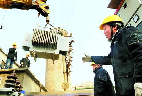 安陽(yáng)縣電力局進(jìn)行變壓器更換