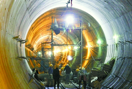 2012年12月30日，工人們在南水北調(diào)中線穿黃隧洞內(nèi)施工。