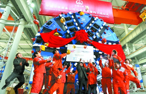 1月3日，由中鐵裝備公司設(shè)計制造的2臺中國中鐵盾構(gòu)在鄭州正式下線