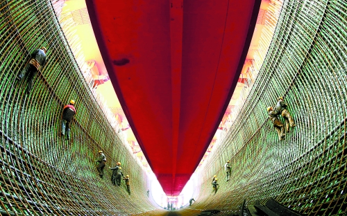 2月27日，南水北調(diào)中線鄧州湍河渡槽工程建設(shè)者在槽體內(nèi)扎鋼筋。