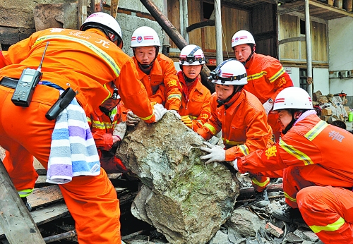 抽樣調(diào)查蘆山縣受損房屋 祝廣影 李志輝 攝