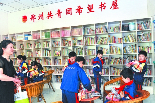 5月3日，來(lái)自貧困家庭的孩子在“雷鋒超市”拿到了心愛的圖書。