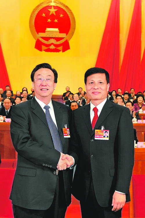 4月2日上午，新當(dāng)選的省人大常委會(huì)主任郭庚茂與新當(dāng)選的省人民政府省長謝伏瞻親切握手。郭宇 董亮 攝