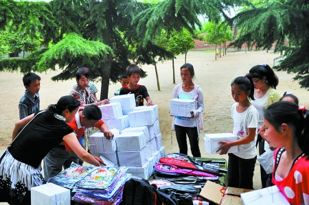 讓進城務(wù)工者子女走進“七彩課堂” 讓進城務(wù)工者子女走進“七彩課堂”