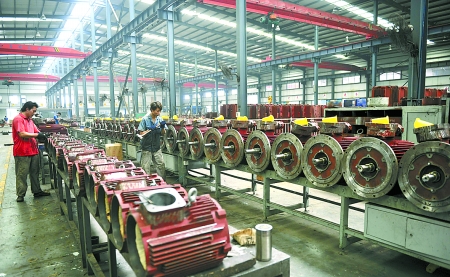 8月9日，南陽微特防爆電機有限公司員工生產(chǎn)出口訂單產(chǎn)品。