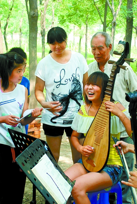 留守兒童和林州戲校的小學(xué)員學(xué)習(xí)林州四股弦 留守兒童和林州戲校的小學(xué)員學(xué)習(xí)林州四股弦