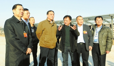 　　鄭州手拉手集團董事長賈長明（右三）向省農(nóng)業(yè)廳廳長朱孟洲（右四），省政府副秘書長、省政府駐京辦主任