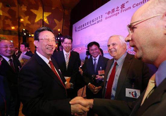 3月24日晚，省委書記、省長郭庚茂在參加中國發(fā)展高層論壇“中原之夜”活動時(shí)與外商親切握手交談。