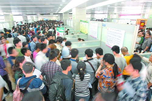 5月5日，招聘會現(xiàn)場人山人海，應(yīng)聘者云集。 大河報記者 陳曉東 攝