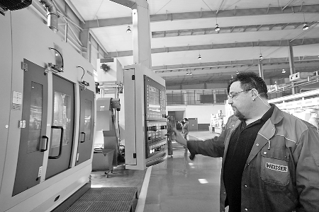 　　5月7日，來自德國的專家正在中原內(nèi)配股份有限公司的生產(chǎn)線上調(diào)試設(shè)備。該企業(yè)位于孟州市產(chǎn)業(yè)集聚區(qū)，