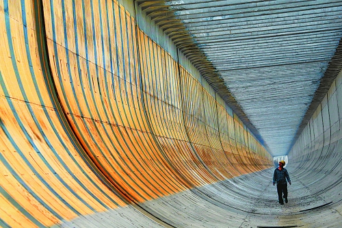 　　一榀榀梁式槽相連，丹江水將從這里穿過。