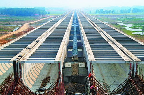 梁式渡槽橫跨沙河。