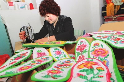 　5月8日，村民周菊芳正在趕制“擁軍鞋墊”。今年42歲的周菊芳是禹州市方山鎮(zhèn)程莊村一位村民，她有一項(xiàng)