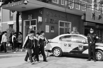 學(xué)生上下學(xué)高峰期 安陽特警安排“護(hù)學(xué)崗”