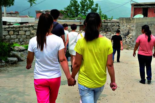 送記者離開時，姐妹倆一直手牽著手