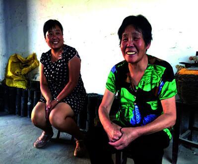 李國艷（左）和她婆婆