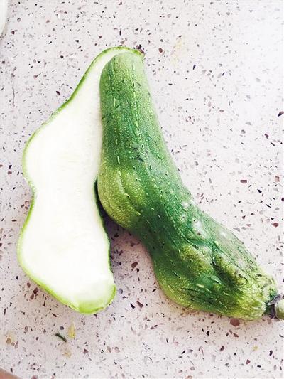 漯河市民菜市場買細長絲瓜 放四天“長胖” 漯河市民菜市場買細長絲瓜 放四天“長胖”