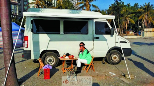 52歲潮爸開(kāi)著房車(chē)帶家人游中國(guó) 車(chē)內(nèi)一應(yīng)俱全