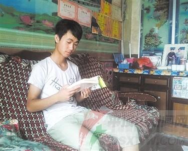 大學還沒開學，谷新成已開始瀏覽有關法律的書籍