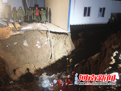 河南三門峽一民工如廁突遇地陷 被困9小時 河南三門峽一民工如廁突遇地陷 被困9小時