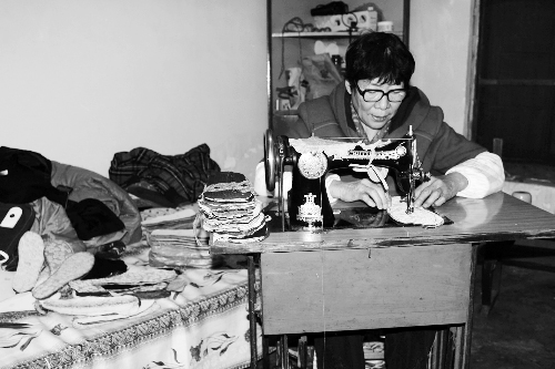 商丘老太賣鞋墊養(yǎng)活外孫女 商丘老太賣鞋墊養(yǎng)活外孫女