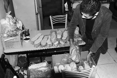 商丘老太賣鞋墊養(yǎng)活外孫女 商丘老太賣鞋墊養(yǎng)活外孫女