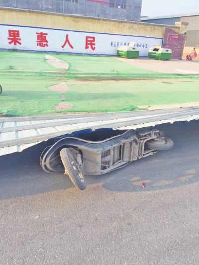 事發(fā)現(xiàn)場(chǎng)，男子的電動(dòng)車還在鐵皮墻下壓著。