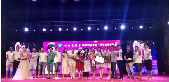 大賽總導(dǎo)演王軍嶺先生親臨現(xiàn)場(chǎng)，為報(bào)名點(diǎn)指導(dǎo)工作