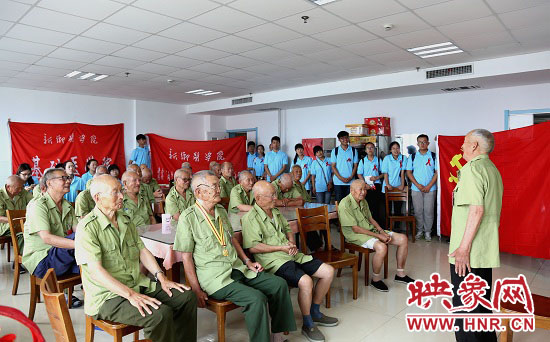 新鄉(xiāng)醫(yī)學(xué)院大學(xué)生暑期社會(huì)實(shí)踐隊(duì)員在新鄉(xiāng)市榮軍醫(yī)院聽(tīng)老紅軍講述抗戰(zhàn)故事