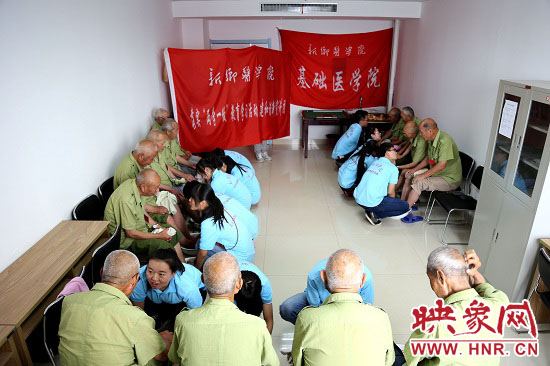 新鄉(xiāng)醫(yī)學(xué)院大學(xué)生暑期社會(huì)實(shí)踐隊(duì)員到新鄉(xiāng)市榮軍醫(yī)院為老紅軍、老戰(zhàn)士洗腳