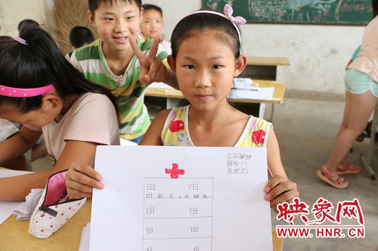 在以“中國夢(mèng)”主題 的繪畫課堂上，孩子們寫下了自己的夢(mèng)想