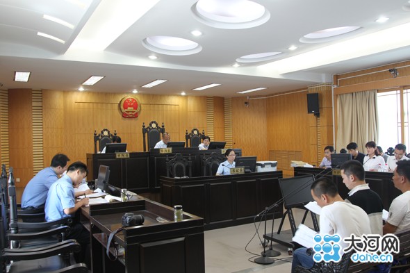 庭審現(xiàn)場(chǎng) 庭審現(xiàn)場(chǎng)