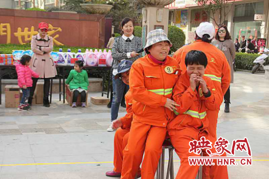 迎三八節(jié) 鄭州未來路街道辦邀請環(huán)衛(wèi)工舉行游藝活動 迎三八節(jié) 鄭州未來路街道辦邀請環(huán)衛(wèi)工舉行游藝活動