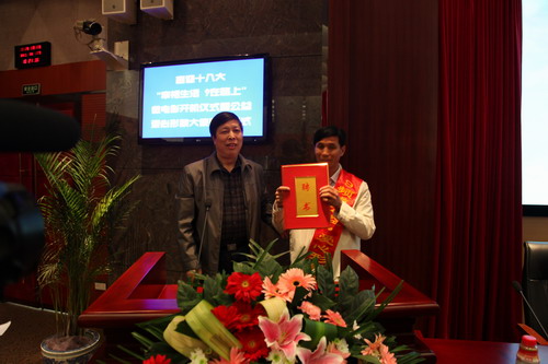 河南平頂山魯山縣電視臺(tái)的記者張朝岑，接過了河南電視臺(tái)9頻道總監(jiān)張克宣遞上的聘書。