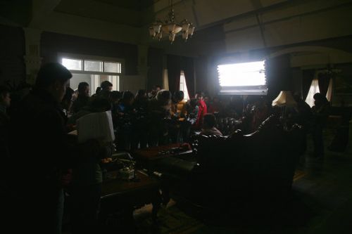 各路媒體記者探班《大河兒女》現(xiàn)場(chǎng)。