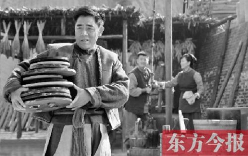 陳寶國(guó)在《大河兒女》中飾演男一號(hào)、燒制鈞瓷的手藝人賀焰生