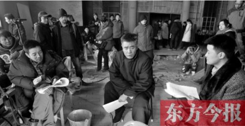 導(dǎo)演安建（左）、主演陳寶國等坐在一起說戲