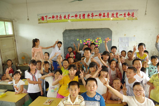 教室里，孩子們與夢想墻合影