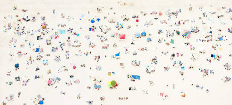 攝影師懸掛直升機外 千米高空拍海灘美景 攝影師懸掛直升機外 千米高空拍海灘美景