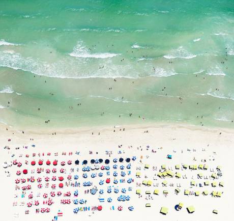 攝影師懸掛直升機外 千米高空拍海灘美景 攝影師懸掛直升機外 千米高空拍海灘美景