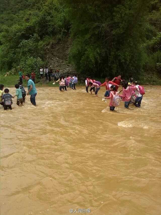 云南一小學(xué)老師常背學(xué)生過河上學(xué) 云南一小學(xué)老師常背學(xué)生過河上學(xué)