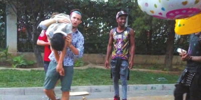 外籍男子當(dāng)街肩扛、腳踏醉漢