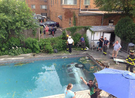 美女子駕車意外開進(jìn)泳池嚇壞游泳者