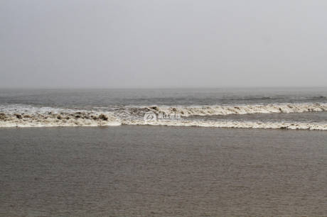 浙江海寧錢(qián)塘因超級(jí)月亮現(xiàn)壯觀交叉潮