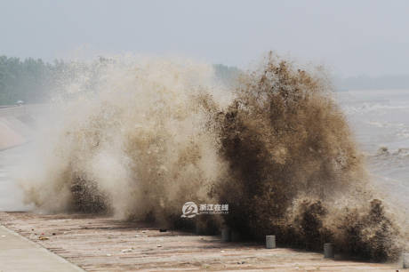 浙江海寧錢(qián)塘因超級(jí)月亮現(xiàn)壯觀交叉潮