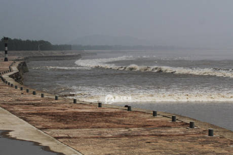 浙江海寧錢(qián)塘因超級(jí)月亮現(xiàn)壯觀交叉潮